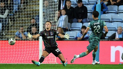 COVENTRY, ENGLAND - SEPTEMBER 18:  Brennan Johnson of Tottenham Hotspur puts the ball past Coventry City goalkeeper Ben Wilson to score their late match winning goal during the Carabao Cup Third Round match between Coventry City and Tottenham Hotspur at The Coventry Building Society Arena on September 18, 2024 in Coventry, England. (Photo by David Rogers/Getty Images)