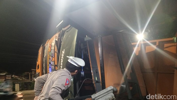Truk fuso pengangkut pasir terguling di Sumedang.