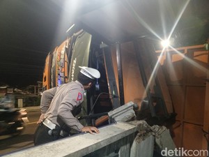 Gemuruh Truk Terguling Timpa Rumah Beni di Sumedang