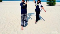 Pasir sewarna salju sepanjang garis pantai