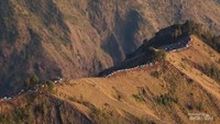 Pelawangan Sembalun dari kejauhan terlihat bak kampung warna warni di Gunung Rinjani.