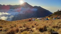 Sunset di balik bukit. Samudera awan yang perfect di Gunung Rinjani.