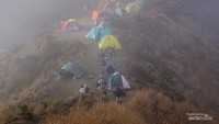 Kabut turun menutupi perlahan terasa makin syahdu di Gunung Rinjani.