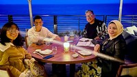 Momen kedekatannya saat kulineran bersama keluarga kecilnya. Mereka tampak makan malam romantis dengan pemandangan laut. Foto: Instagram @uyakuya
