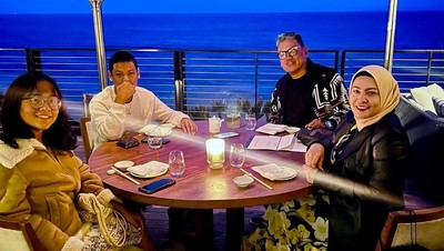 Uya Kuya Sering Kulineran Bareng Keluarga di Luar Negeri