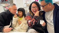 Uya Kuya pun sangat dekat dengan anak-anaknya. Ini momen manis Cinta Kuya saat menyuapi es krim untuk sang ayah. Foto: Instagram @uyakuya