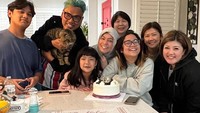 Ayah dua anak ini dikenal sebagai family man yang punya banyak momen keluarga. Salah satunya kulineran di restoran-restoran keren. Foto: Instagram @uyakuya