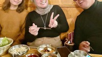 Ada juga keseruan Uya Kuya dan sang istri Astrid Kuya saat makan di restoran Korea. Begini momennya saat memesan beberapa menu. Foto: Instagram @uyakuya