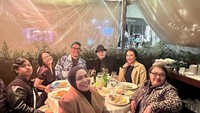 Momen makannya bersama keluarga ketika di Eropa juga terlihat dalam momen ini. Mereka memesan beberapa menu, mulai dari salmon hingga pasta. Foto: Instagram @uyakuya