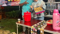 Terakhir, ada keseruan Uya Kuya saat syuting untuk acara sahur. Ia dan sang istri berperan sebagai penjual gorengan. Foto: Instagram @uyakuya