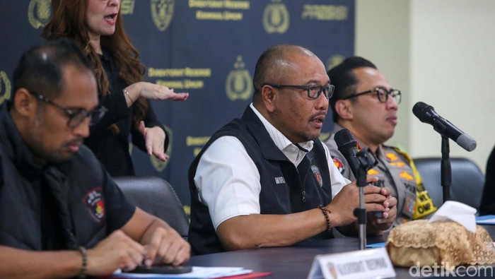 Wajah-wajah Tertunduk Pelaku Tindak Pidana yang Dibekuk Polisi Polda Metro Jaya berhasil mengungkap 276 kasus dugaan tindak pidana selama Operasi Sikat 2024. Sebanyak 341 orang ditangkap.