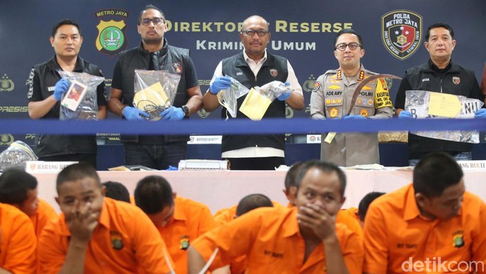 Wajah-wajah Tertunduk Pelaku Tindak Pidana yang Dibekuk Polisi Polda Metro Jaya berhasil mengungkap 276 kasus dugaan tindak pidana selama Operasi Sikat 2024. Sebanyak 341 orang ditangkap.