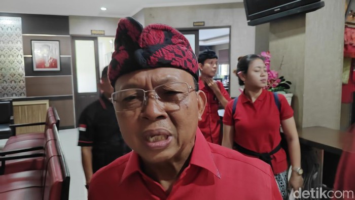 Wayan Koster ditemui seusai konsolidasi dengan tim di tingkat kabupaten/kota di DPD PDIP Bali, Kamis (19/9/2024). (Agus Eka/detikBali)