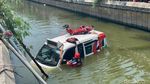 Evakuasi Angkutan Wira Wiri Tercebur Sungai di Surabaya