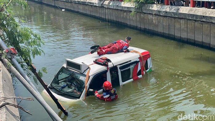 Wira wiri Suroboyo nyemplung sungai Gunung Anyar