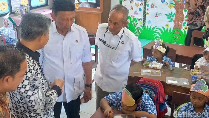 Ketua Dewan Pertimbangan Presiden Wiranto, saat meninjau uji coba makan bergizi gratis di SDN Kleco 1, Kecamatan Laweyan, Kota Solo, Kamis (19/9/2024).