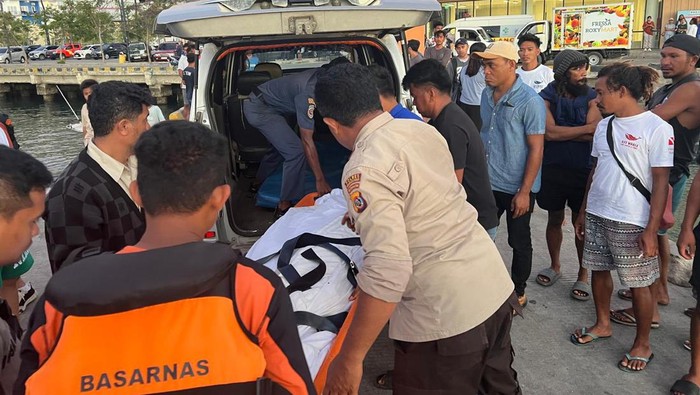 Wisatawan asal Korea Selatan Park Sung Bae (49) yang tewas saat diving di perairan Gili Lawa, Taman Nasional Komodo, dievakuasi ke RS begitu tiba di Pelabuhan Marina Labuan Bajo, Kamis (19/9/2024).