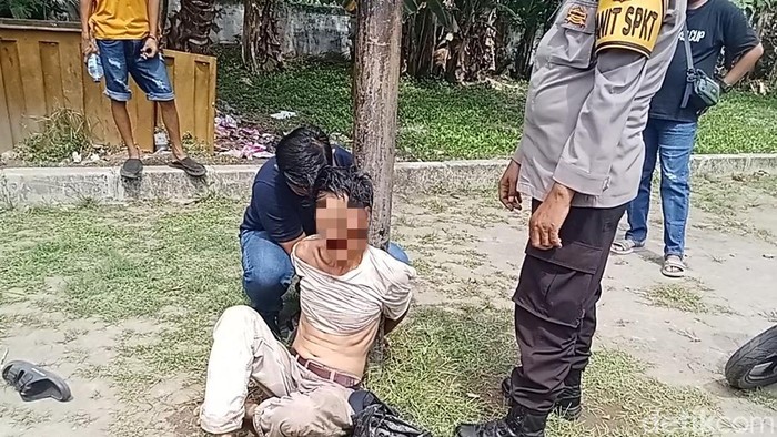 Yono diamuk massa usai kedapatan mencuri HP di masjid Palembang.