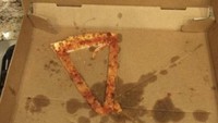 Mungkin ini bisa dibilang potret pizza terkutuk sesungguhnya. Sebab netizen ini hanya disisakan ujung-ujung dari selembar pizza saja. Keterlaluan! Foto: Bored Panda