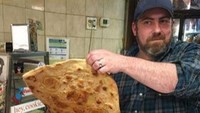 Kotak pizza berisi pizza, deskripsi ini sangat tepat untuk menggambarkan potret pizza aneh berikut ini. Kotaknya ternyata juga dibuat dari adonan roti pizza. Foto: Bored Panda