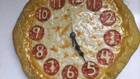 Kalau mau makan pizza ini pastinya jadi ingat jam dinding. Pepperoni-nya saja sampai dihias tulisan angka loh! Foto: Bored Panda