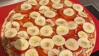 Penggunaan topping nyeleneh tampak dalam kreasi pizza berikut ini. Selain lembaran tomat merah, ada irisan pisang di atasnya! Foto: Bored Panda