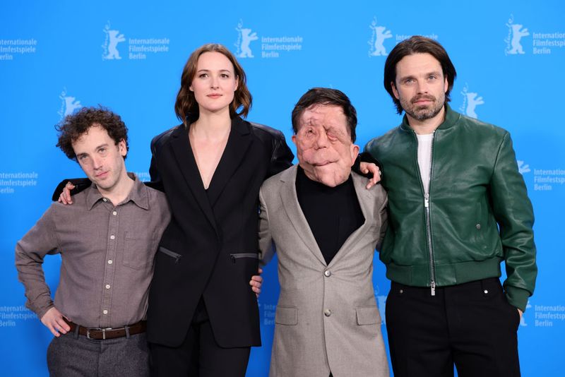 2015172057 Aaron Schimberg, Renate Reinsve, Adam Pearson dan Sebastian Stan berpose di sesi pemotretan