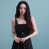 Karina aespa menjadi primadona di Prada Spring/Summer 2025 fashion show. Personel grup KPop aespa itu menjadi satu-satunya brand ambassador wanita Prada dari Korea yang hadir sebagai tamu undangan. Foto: Instagram
