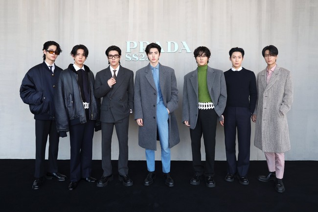 Penampilan personel ENHYPEN di fashion show Prada sontak menyita perhatian. Tak hanya karena paduan busananya. Wajah Jake cs disorot karena terlihat mulus tanpa editan, lolos ‘kutukan’ Getty Images. Foto: Instagram