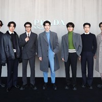 Penampilan personel ENHYPEN di fashion show Prada sontak menyita perhatian. Tak hanya karena paduan busananya. Wajah Jake cs disorot karena terlihat mulus tanpa editan, lolos ‘kutukan’ Getty Images. Foto: Instagram