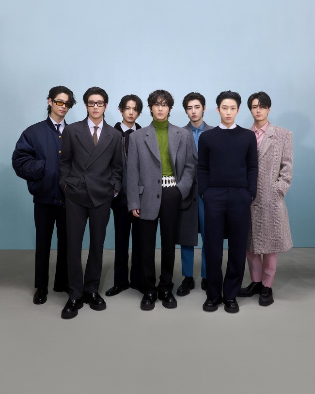 Ketujuh personel grup KPop ENHYPEN menunjukkan eksistensinya di Milan Fashion Week 2024. Foto: Instagram