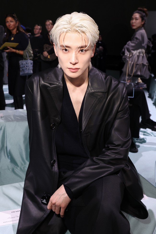 Dalam video yang beredar di media sosial, Jaehyun NCT dan Karina aespa terungkap duduk bersebelahan selama acara berlangsung. Kedua artis naungan SM Entertainment juga berfoto bersama. Foto: Instagram