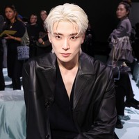 Dalam video yang beredar di media sosial, Jaehyun NCT dan Karina aespa terungkap duduk bersebelahan selama acara berlangsung. Kedua artis naungan SM Entertainment juga berfoto bersama. Foto: Instagram