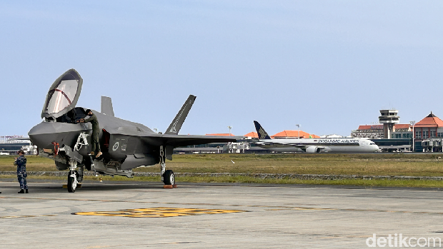 Aksi Akrobatik F35  di Langit Bali