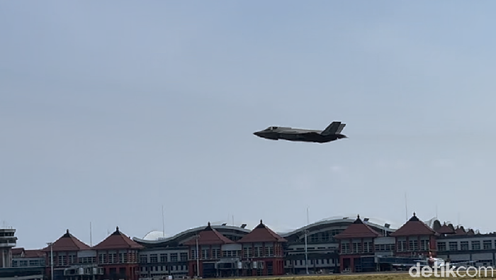 Aksi Akrobatik F35  di Langit Bali