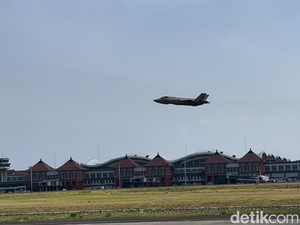 Aksi Mendebarkan Jet Siluman F35 Australia Memecah Langit Bali