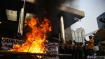 Aksi Bakar Ban di Depan Gedung KPK Tuntut Pemberantasan KKN