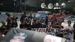 Aksi Bakar Ban di Depan Gedung KPK Tuntut Pemberantasan KKN