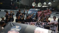 Sejumlah pendemo tampak memakai topeng bergambar Jokowi, Kaesang hingga Anwar Usman.  