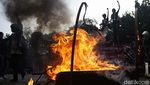 Aksi Bakar Ban di Depan Gedung KPK Tuntut Pemberantasan KKN