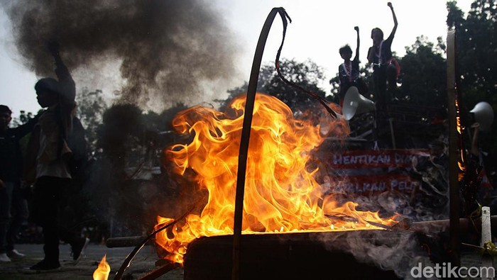 Aksi Bakar Ban Tuntut Pemberantasan KKN Massa dari Gerakan Mahasiswa Nasional Indonesia (GMNI) gelar aksi di deapn gedung KPK. Mereka membakar ban sebagai bentuk protes praktik KKN.