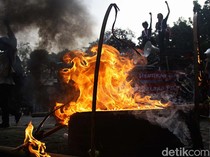 Aksi Bakar Ban di Depan Gedung KPK Tuntut Pemberantasan KKN