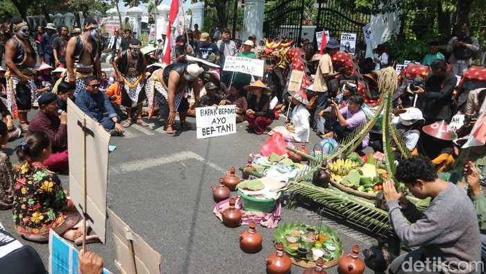 Aksi petani Kendeng di depan kantor DPRD Pati, Jumat (20/9/2024).