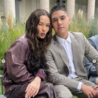 Menurut ibu Al, Maia, sang putra sempat galau setelah mengakhiri hubugan mereka pada 2022 dan melakukan shalat istikharah. Tampaknya, Al mendapat jawaban untuk kemballi mengejar cinta Alyssa hingga akhirnya melangsungkan lamaran Italia, kemarin. Foto: Dok. Instagram Al Ghazali, Alyssa Daguise