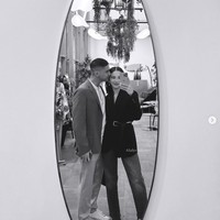 Alyssa Daguise juga mengunggah momen mesra dicium Al Ghazali saat mereka berpose di sebuah restoran di Milan. Foto: Dok. Instagram Al Ghazali, Alyssa Daguise