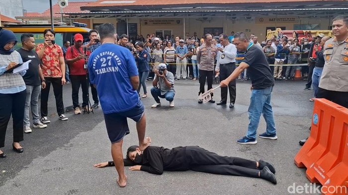 Albert Solo memeragakan 35 adegan saat rekonstruksi ulang di Mapolresta Kupang Kota, NTT, Jumat (20/9/2024) sore.
