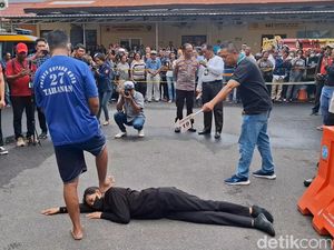 Rekonstruksi Satpol PP Aniaya Istri hingga Tewas Diwarnai Sorakan Warga
