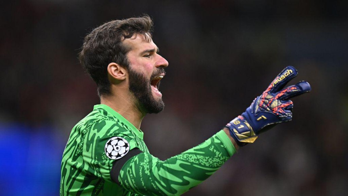 Alisson Becker mungkin absen lawan Bournemouth akhir pekan ini (Getty Images/Alessandro Sabattini)