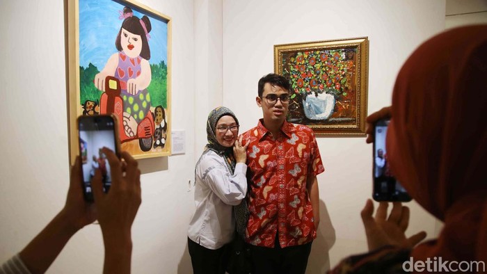Sebanyak 52 karya dipamerkan dalam Coming of Age Lens of Ours di Galeri Hadipran, Jakarta Selatan. Seni rupa ini merupakan karya anak-anak spesial dan seniman.