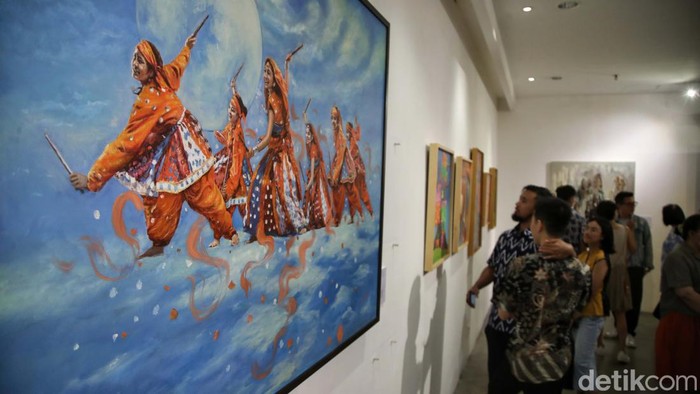 Sebanyak 52 karya dipamerkan dalam Coming of Age Lens of Ours di Galeri Hadipran, Jakarta Selatan. Seni rupa ini merupakan karya anak-anak spesial dan seniman.